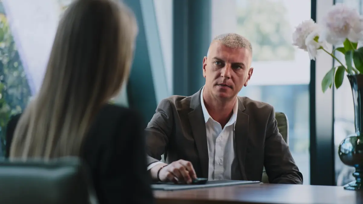 Client la masă cu un consultant de daune
